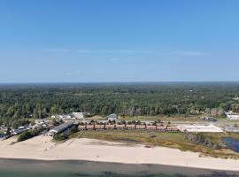 New! Carpe Diem 365 - Very Cute Lakefront Condo!, hotel di Oscoda