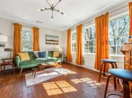 Groovy Getaway Loft, Fast Wi-Fi, Downtown