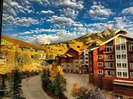 Studio 565 Perfect Location with Pool and Hot Tub