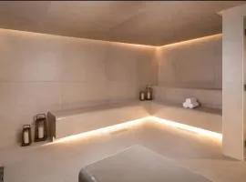 49th Floor Sleek Condo Cozy Pool, Gym and Spa Stay