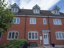 Stunning 3 bed House - Nr Kings Mill Hospital - 2 Parking Spaces, Wifi & Garden