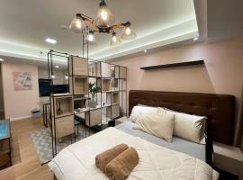 Contemporary Studio Unit at Abreeza T1 with Pay Parking, hotel sa Davao City
