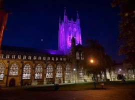 Central Medieval Grid Unique home with Gated parking, hotel i Bury St Edmunds