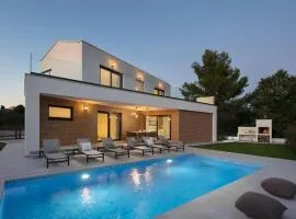 Moderne Luxusvilla Mali Dvor mit Pool 500m am Meer in Porec