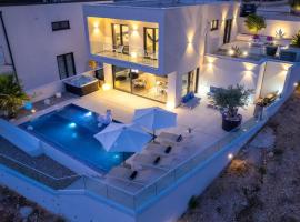 New! Luxury Boutique Villa Fay, heated Pool, Jacuzzi, Seaview near Split and Omis, hotel a Dugi Rat (Punta Lunga)