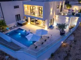 New! Luxury Boutique Villa Fay, heated Pool, Jacuzzi, Seaview near Split and Omis