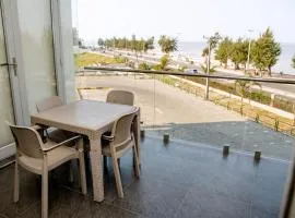 Seaside retreat for urban explorers above Mall