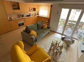 1 bedroom with a Pool - 5 Min Carcavelos Beach Surf - Lisbon Train 15 min, hotel en Parede