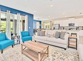 Stunning Rare Lake Front 7BR Holiday Home - Sleeps 14 - Pool, Hot Tub, & Games!, hotel en Orlando