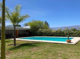 Cepas del Valle - cabañas y suites, hotel with pools in Chilecito