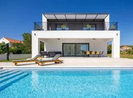 4 Bedroom Cozy Home In Sukosan