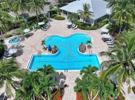 Spacious 2BR Lely Resort Condo with Lake View steps to Pool Hot Tub Gym, hotel di Napoli