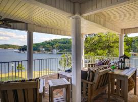 Lake of the Ozarks Haven with Decks, Dock and Kayaks!, hotel v destinaci Roach