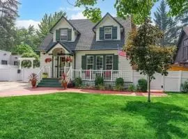 1930s Queen Anne Historic Downtown Retreat
