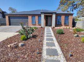 Spacious 3bdrm home next to Captains Cove Resort - Captains Edge, hotel v destinaci Paynesville