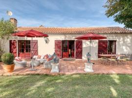 Le Gîte du Château de la Vérie, hotel in Challans