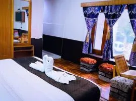 !!! Hotel Hilltop at Mall Road Manali !!! With Open Terrace !! Family Hotel !!