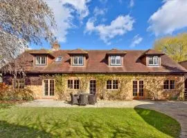 Luxury 4 Bed Barn, 10 Mins to Windsor!