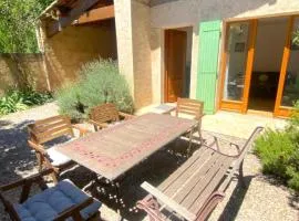Maison provençale au milieu des champs