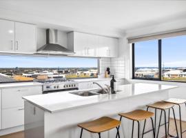 Spacious family home with pool and ocean views, hotel v destinaci Torquay