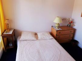 Appartement avec jardin et Tennis, hotel en Saint-Cloud