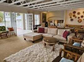 Large 3 x Bedroom Garden Oasis!