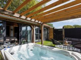 Romantic Countryside Lodge with Hot Tub, ξενοδοχείο σε North Mundham