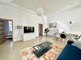 Komfortowy apartament z tarasem w pobliżu jeziora i G&oacute;r Sowich, strandhotel in Bielawa