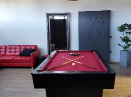 Red room studio app z biljardom, ξενοδοχείο σε Novo Mesto