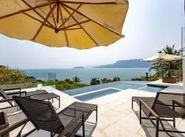 Casa com piscina em condomínio e lazer à beira-mar