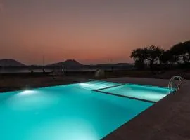 1 BR Cottage w Pool Lakes End