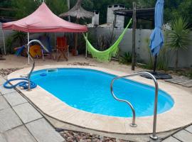 Los Fern&aacute;ndez, hotel con alberca en Jaureguiberry