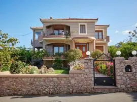 Luxury 3 Bedroom Apartment with Garden
