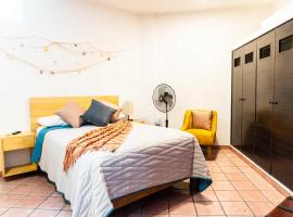 Comfortable Apartment with Balcony & Workspace, вілла у місті Пуерто-Вальярта
