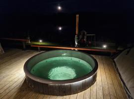 Ezerdzirnas, hotel a Celmenieki