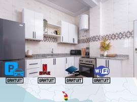 magnifique appartement, de deux balcons, très spacieux, hotel in Baguida