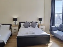 Comfy 2 bedroom Apt in central location, Newly Refurbished
