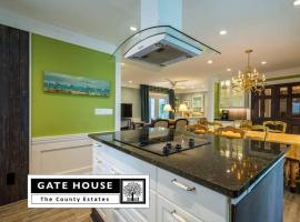 Gate House Comfort plus own lake access, dock, 4 mins to beach, hotel in West Lake
