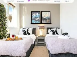 Berrywood House - Close to Northampton Town Centre - Free Parking, Fast Wifi, SmartTV with Netflix by Yoko Property