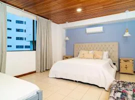 Amplia habitación con vista al mar y baño privado