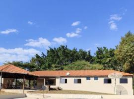 Rancho Liota - 6 suítes - próximo às cachoeiras, готель у місті Делфінополіс