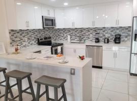 Modern 1 BR Condo, Steps from Beach, Free Parking!, hotel en Sunny Isles Beach