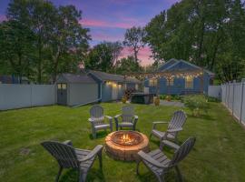 The Hideaway on Hazel- Luxury Smart Home w Hot Tub, hotel v destinaci Ames