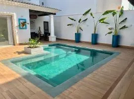 Casa super aconchegante com 5 Suítes e piscina!