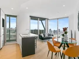 SkyHigh 2BR w Stunning River Views, Gym & Pool