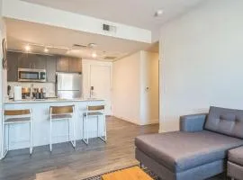 Chic and Modern Getaway with Gym 5 Min to Downtown