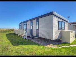 MP502 - Camber Sands Holiday Park - Sleeps 6 - Small Dog - Gated Decking - Amazing Marsh Views, Hotel in Camber