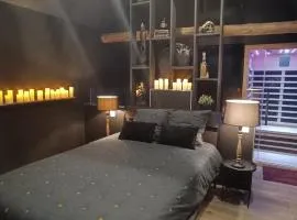 "BLACQ ROOM" Luxe, balnéo, sauna 50 nuances de grey