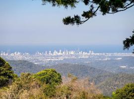 Three Pines Tiny Home Your Mountain Escape，位于谭伯连山的小屋