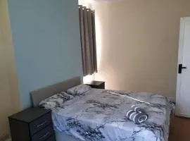 5 Bed House - Sleeps 6 - Wifi - Parking